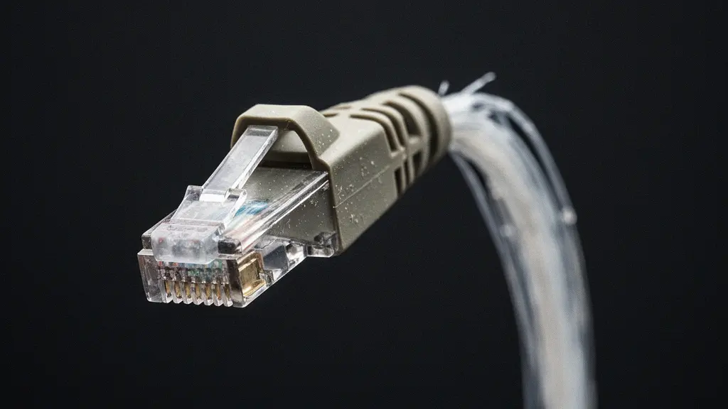 Gros plan macro sur une prise Ethernet et des brins de fibre optique, suggérant la saturation de l’upload et la latence sous charge (bufferbloat).