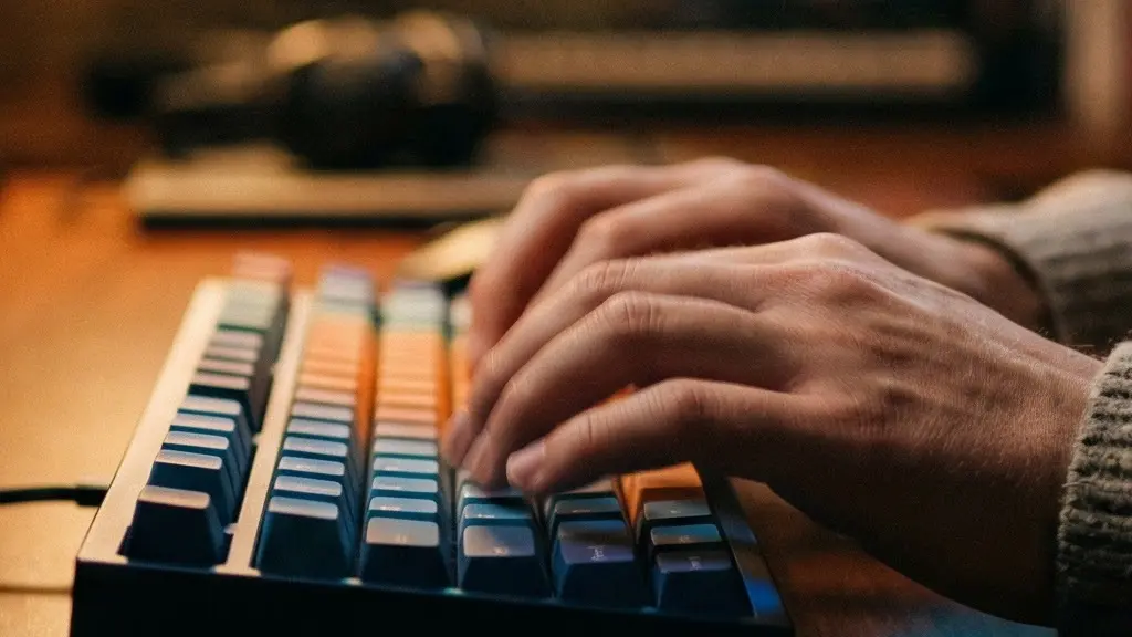 Mains d'un développeur posées sur un clavier mécanique avec des reflets colorés sur les touches, symbolisant le travail de programmation multiplateforme.