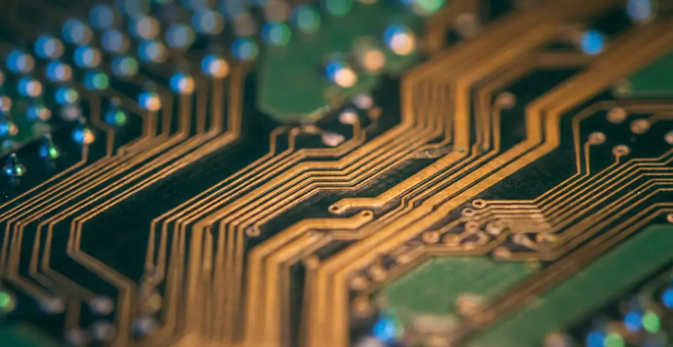 Vue macro de circuits électroniques avec flux de données abstraits symbolisant le filtrage de l'information