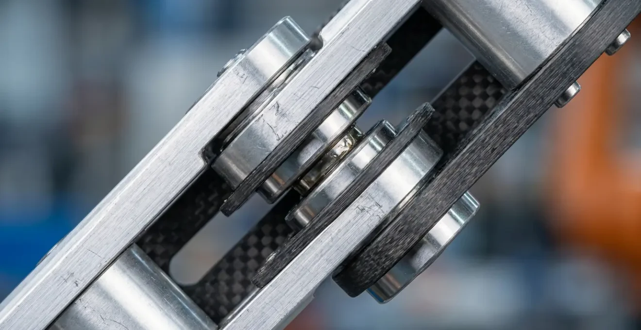 Vue macro d'un bras robotique en cours d'installation sur une ligne de production avec détails mécaniques