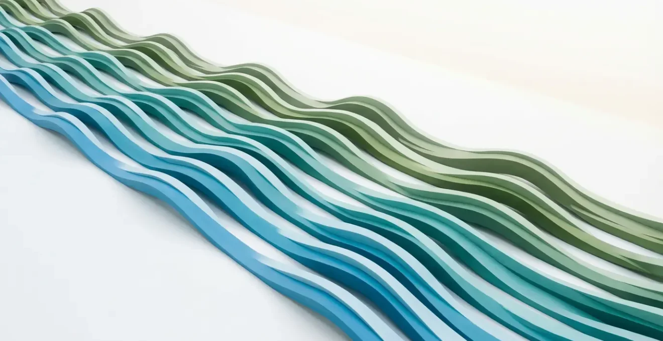 Vue aérienne minimaliste d'un flux financier régulier symbolisé par des vagues géométriques bleues et vertes s'écoulant de manière constante