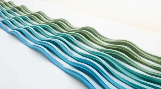 Vue aérienne minimaliste d'un flux financier régulier symbolisé par des vagues géométriques bleues et vertes s'écoulant de manière constante