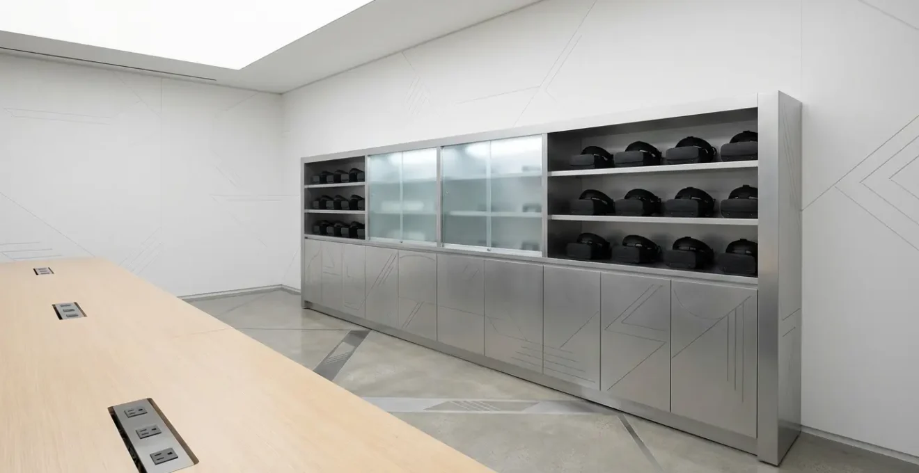 Station de chargement centralisée pour casques VR avec armoire organisée