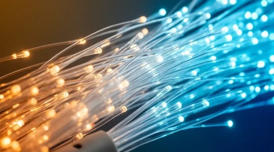 Vue macro détaillée d'un câble réseau moderne avec fibres optiques brillantes représentant la transition vers IPv6